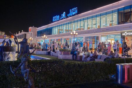 مدينة شرم الشيخ هي مدينة ساحلية جميلة جداً مطلة على البحر الأحمر، ليست معروفة فقط بشواطئها الرملية البيضاء والغوص في أعماقها الزرقاء. بل أيضاً بمراكز التسوق الجميلة والرائعة التي تجعل تجربة التسوق للز...