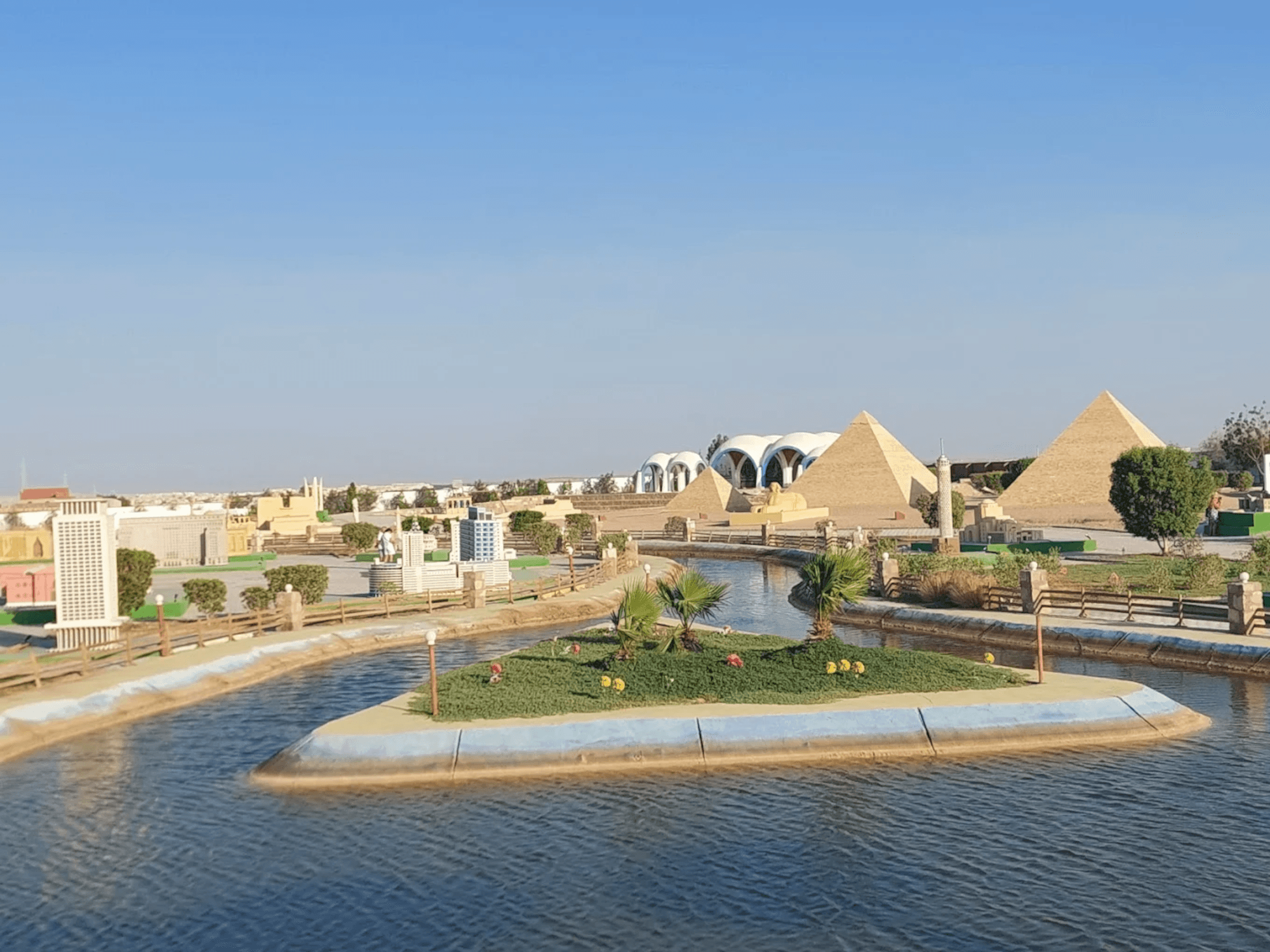 تخيل أنك تمسك دليلاً صغيراً على تاريخ مصر بأكمله بين يديك، وتأخذ جولة عبر أشهر معالمها من الإسكندرية إلى أسوان وذلك كله أثناء وجودك في خليج مكادي بالغردقة