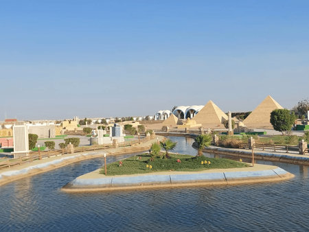 تخيل أنك تمسك دليلاً صغيراً على تاريخ مصر بأكمله بين يديك، وتأخذ جولة عبر أشهر معالمها من الإسكندرية إلى أسوان وذلك كله أثناء وجودك في خليج مكادي بالغردقة
