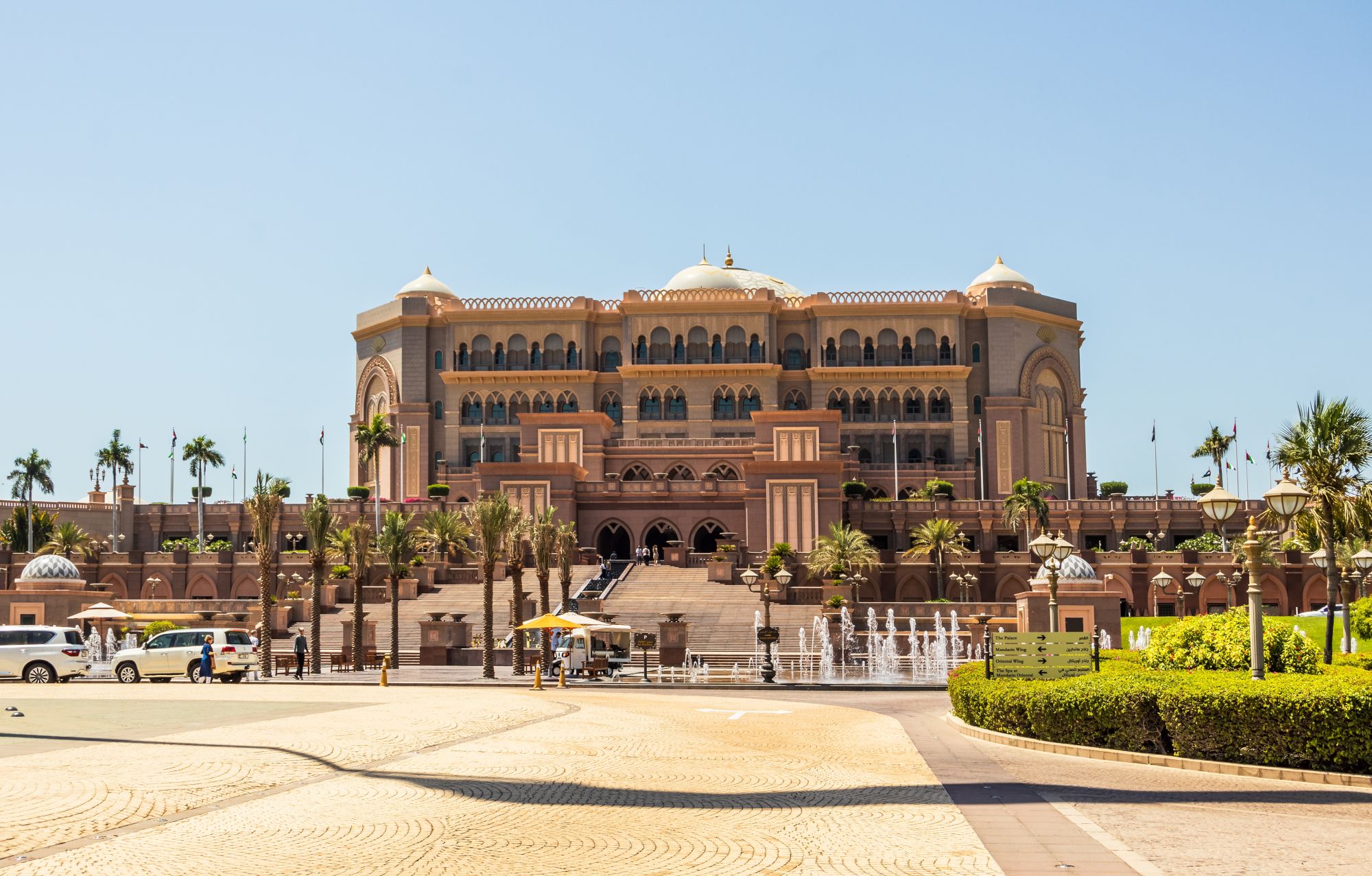 إذا كنت تبحث عن تجربة إقامة استثنائية تجمع بين الفخامة العربية الأصيلة والخدمات العالمية الراقية، فلن تجد أفضل من قصر الإمارات ماندارين أورينتال، الوجهة التي تعد من أبرز المعالم السياحية والفندقية في أبوظبي
