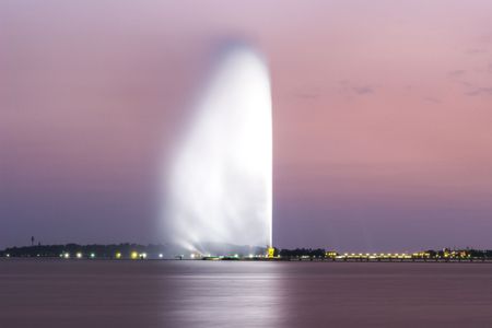 تُعتبر نافورة الملك فهد واحدة من أشهر المعالم السياحة في مدينة جدة. تتميز النافورة بارتفاعها الشاهق الذي يبلغ حوالي 312 مترًا، وهي أطول نافورة في العالم وفقًا لسجل غينيس للأرقام القياسية