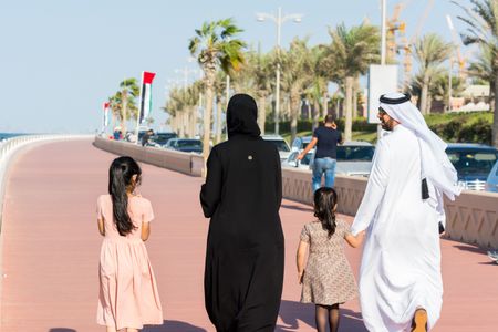 دبي هي إمارة تقع في الجزء الشمالي الشرقي من الإمارات العربية المتحدة على ساحل الخليج العربي.