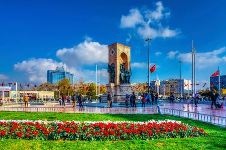 ميدان تقسيم هو واحد من أشهر المناطق السياحية في مدينة اسطنبول التركية. يقع الميدان في منطقة بيوغلو في الجانب الأوروبي من المدينة.