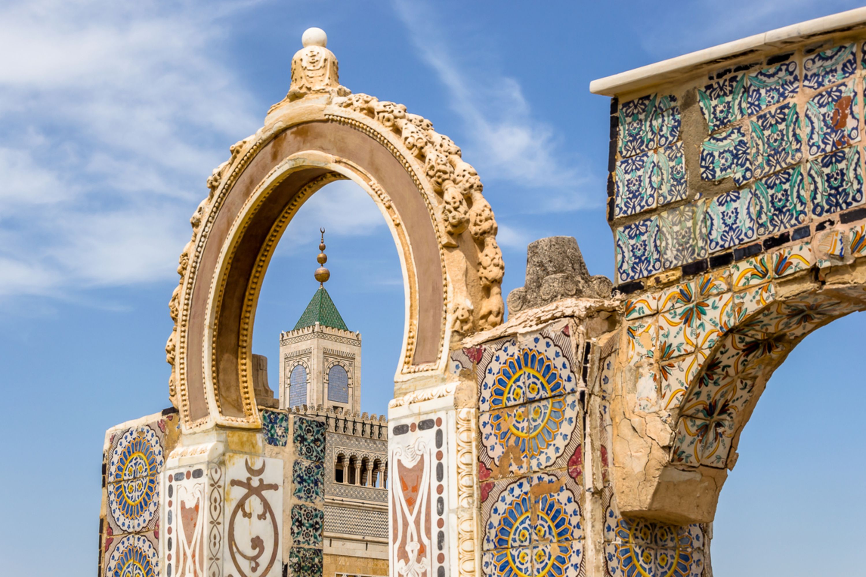 تمتلك تونس العربية حضارةً عريقة وتاريخًا مُشرّف يتجسّد في تلك المعالم الموجودة في كل أنحاء البلاد، فهي تعتبر من المدن الرائدة والمزدهرة في قطاع السياحة العربية